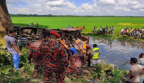 মাগুরায় বাস-মাইক্রোবাসের ত্রিমুখী সংঘর্ষে নিহত ৪