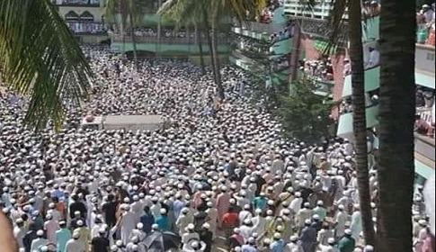আল্লামা শফীর জানাজায় অংশ নিতে লোকে লোকারণ্য হাটহাজারী