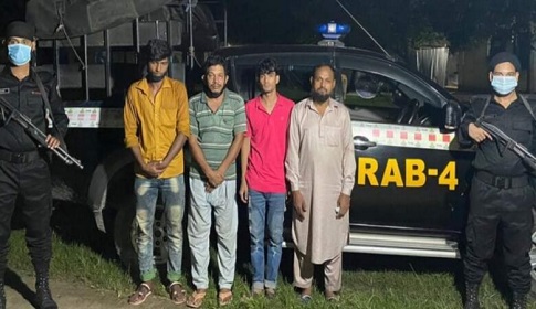 আশুলিয়ায় মোবাইল চোর চক্রের ৪ সদস্য আটক