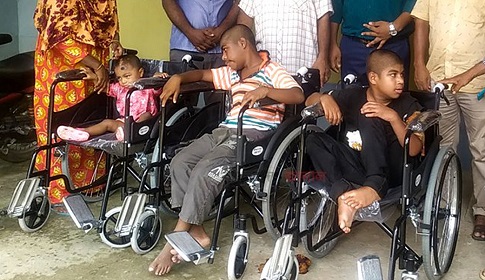 রাজারহাটের প্রতিবন্ধী তিন সহোদর ভাই পেল হুইল চেয়ার