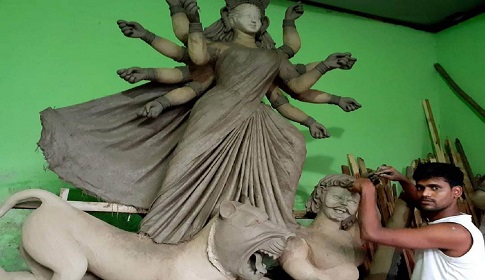 ঈশ্বরগঞ্জে ৫৫ মন্ডপে দূর্গা প্রতিমা তৈরির কাজে ব্যস্ত মৃৎশিল্পীরা