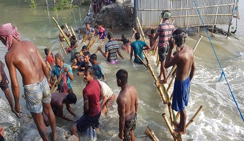 প্রবল জোয়ারে কপোতাক্ষ-খোলপেটুয়ার রিংবাঁধ ভেঙে বিস্তীর্ণ এলাকা প্লাবিত