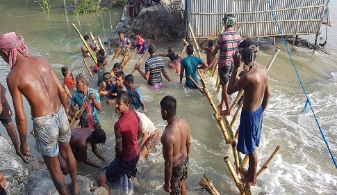 প্রবল জোয়ারে কপোতাক্ষ-খোলপেটুয়ার রিংবাঁধ ভেঙে বিস্তীর্ণ এলাকা প্লাবিত 