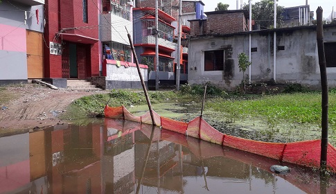 লোহাগড়া পৌরসভার জলাবদ্ধতা নিরসনের দাবিতে এলাকাবাসীর বিক্ষোভ