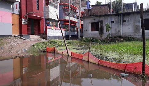 লোহাগড়া পৌরসভার জলাবদ্ধতা নিরসনের দাবিতে এলাকাবাসীর বিক্ষোভ 