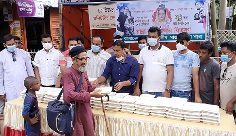 মাগুরায় পথ শিশুদের মাঝে জেলা যুবলীগের খাবার বিতরণ