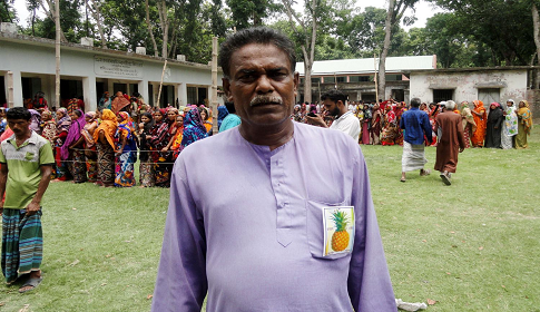 চারটি খুনসহ ১৮ মামলার আসামিকে গ্রেপ্তার করে এমপির রোষানলে রাজবাড়ির এসপি!