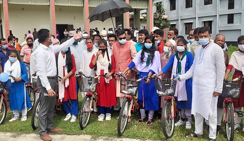 সালথায় গরীব মেধাবী ছাত্রীদের মাঝে বাইসাইকেল ও দুস্থ মহিলাদের মাঝে সেলাই মেশিন বিতরণ