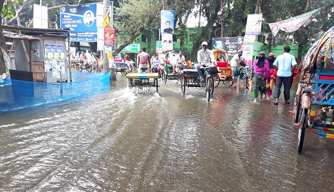 সিংড়ায় বন্যা পরিস্থিতির অবনতি, লক্ষাধিক মানুষ পানিবন্দি