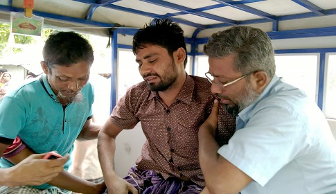 আগৈলঝাড়ায় চালককে ছুরিকাঘাত করে ইজিবাইক ছিনতাই