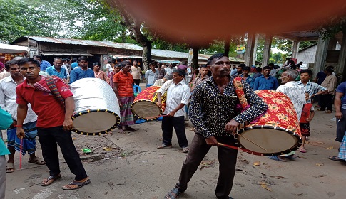 কটিয়াদীতে এবারও বসেছে ৫০০ বছরের ঐতিহ্যবাহী ঢাকের হাট