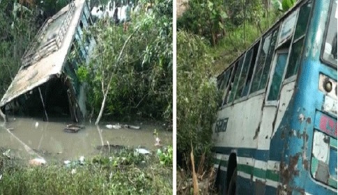 গর্তে চাকা পড়ে বাস খাদে, মা-মেয়ে নিহত