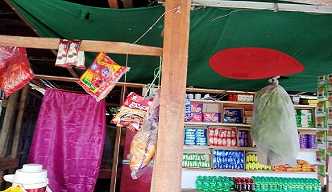 বরিশালে চায়ের দোকানে জাতীয় পতাকার ছাউনি!