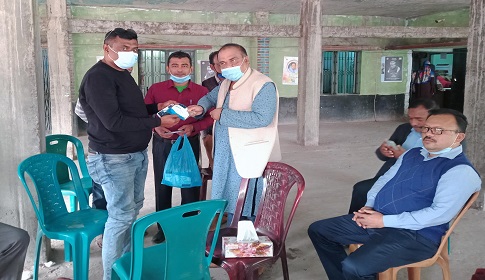 লোহাগড়া পৌরসভার পক্ষ থেকে বিভিন্ন মন্দিরে মাস্ক ও আর্থিক সহযোগিতা