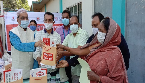 সাভারে দুই শতাধিক পরিবারের মাঝে স্বাস্থ্য সুরক্ষা সামগ্রী বিতরণ