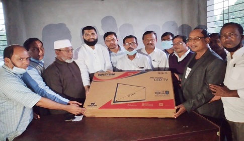 ঈশ্বরগঞ্জ প্রেসক্লাবে উপজেলা যুবলীগ সভাপতির মতবিনিময়, উপহার প্রদান