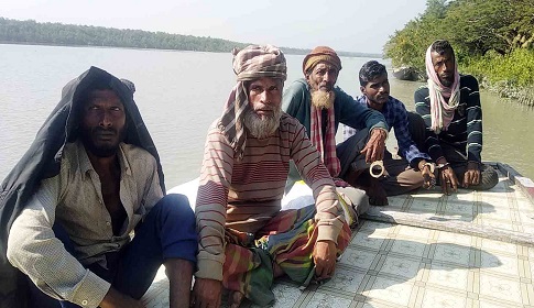 সুন্দরবন থেকে পাঁচ হরিন শিকারী আটক