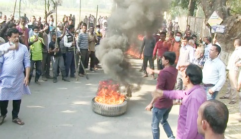 রংপুর চিনিকল বন্ধের সিদ্ধান্তের প্রতিবাদে মহিমাগঞ্জে শ্রমিকদের সড়ক অবরোধ করে বিক্ষোভ