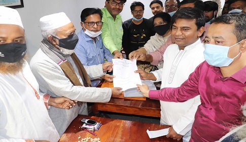 সিংড়ায় দলীয় মনোনয়ন ফরম জমা দিলেন মেয়র ফেরদৌস