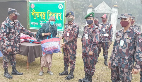 ধামইরহাটে দুই শতাধিক অসহায় পেল বিজিবির কম্বল