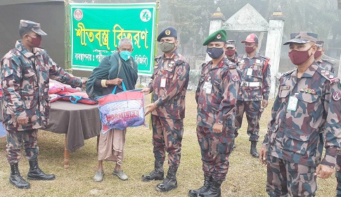 ধামইরহাটে দুই শতাধিক অসহায় পেল বিজিবির কম্বল 