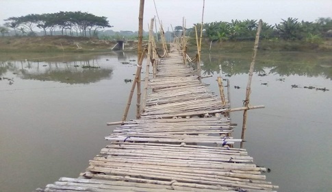 কপোতাক্ষ নদের নড়বড়ে বাঁশের সাঁকো যেন মরন ফাঁদ!