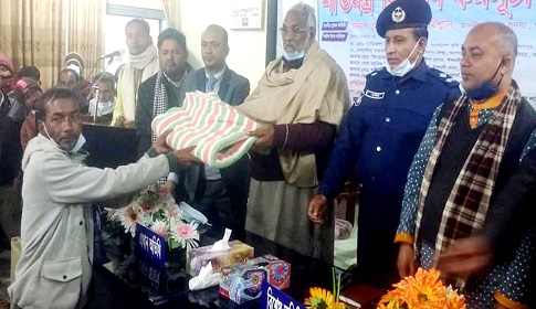 ঈশ্বরদীতে আবু বকর মেমোরিয়ালের কম্বল বিতরণ