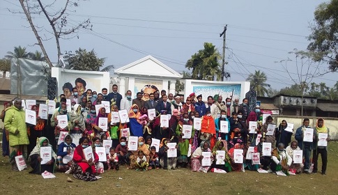 প্রধানমন্ত্রীর ঘর পেয়ে আনন্দে কাঁদলেন আব্দুল মান্নান