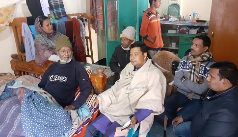 সালথায় অসুস্থ মুক্তিযোদ্ধার পাশে উপজেলা চেয়ারম্যান