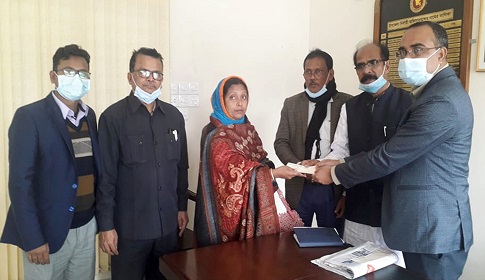 আগৈলঝাড়ায় সড়ক দুর্ঘটনায় নিহত দুই স্কুল শিক্ষকের পরিবারকে ডিসি’র আর্থিক সহায়তা