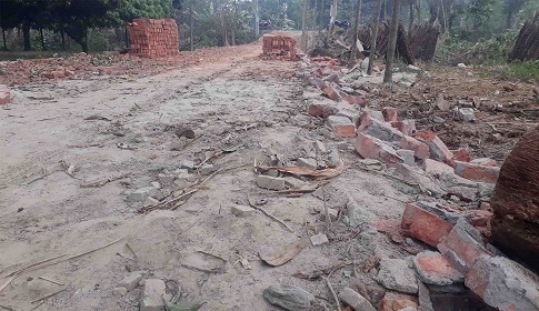 মান্দায় রাস্তার সীমানা প্রাচীর গুড়িয়ে দেয়ার অভিযোগ