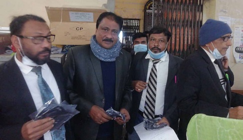 কেন্দ্রীয় যুবলীগের সহযোগিতায় ফরিদপুর আইনজীবী সমিতির মাঝে মাক্স বিতরণ