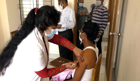ভয়ভীতি কাটিয়ে টিকাদান কেন্দ্রে মানুষের ভীড় বাড়ছে