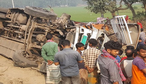 সিরাজগঞ্জে বাস-ট্রাক সংঘর্ষে নিহত ৫