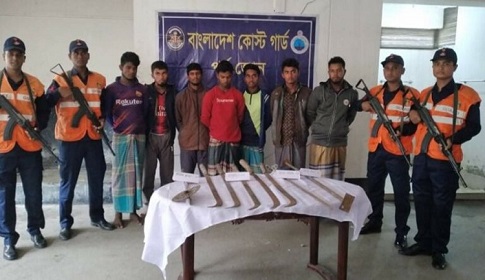 রায়পুরে অস্ত্রসহ ৭ জলদস্যু আটক
