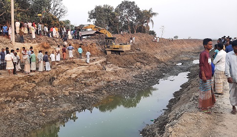 বড়াইগ্রামে নদী খননের অনিয়ম, কৃষকদের প্রতিরোধে বন্ধ কাজ 