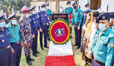 নিহত পুলিশ পরিবারের মাঝে সম্মাননা স্মারক প্রদান