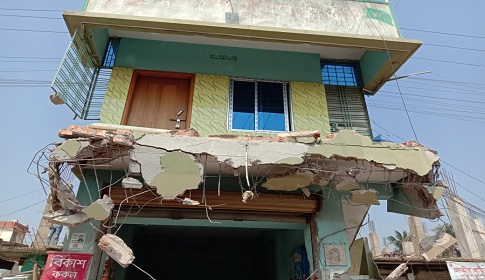 ভোমরা স্থলবন্দর সড়কের দুইধারে উচ্ছেদ অভিযান