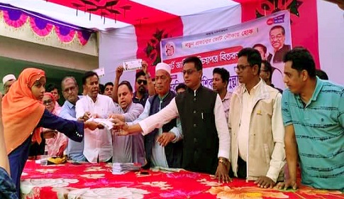 আগৈলঝাড়ায় জাতীয় স্মার্ট কার্ড বিতরণের উদ্বোধন