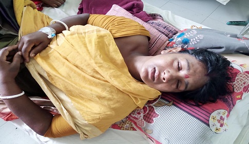 পেঁয়াজ ক্ষেতের মধ্যে দিয়ে যাওয়ার অভিযোগে গৃহবধূকে মারধোর