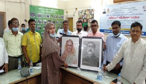 আবুল কাশেম ফাউন্ডেশনের উদ্যোগে সুজানগরে বঙ্গবন্ধু ও প্রধানমন্ত্রীর অফিসিয়াল ছবি বিতরণ