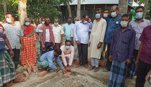বিধবা মহিলাকে পাকা ঘর করে দিচ্ছেন ইউনুছ মাস্টার