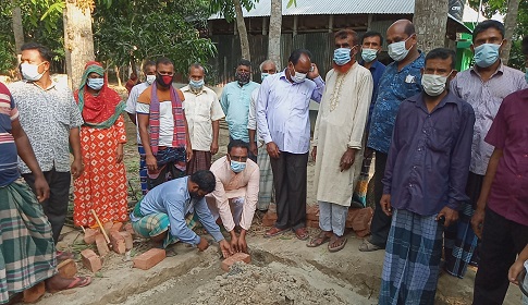 বিধবা মহিলাকে পাকা ঘর করে দিচ্ছেন ইউনুছ মাস্টার 