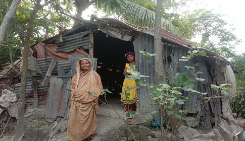 ৭৫ বছর বয়সী বৃদ্ধা কমলা পেলো পাকা ঘর