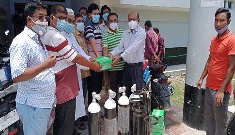 কাশিয়ানী হাসপাতালে অক্সিজেন সিলিন্ডার দিলেন প্রেসক্লাবের সভাপতি