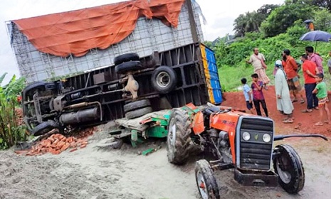 ট্রাক্টরে কাভার্ডভ্যানের ধাক্কা, নিহত ৩