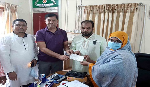 শরণখোলায় পানিবন্দি পরিবারকে অনুদান দিল যমুনা ব্যাংক ফাউন্ডেশন