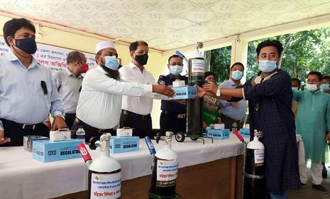 লক্ষ্মীপুরে স্বেচ্ছাসেবী সংগঠনের মাঝে অক্সিজেন সিলিন্ডার বিতরণ