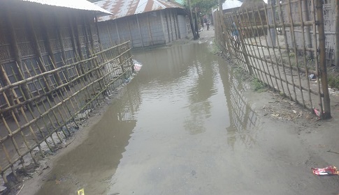 প্রতিহিংসায় রাস্তায় জলাবদ্ধতা, ৩০০ পরিবারের চলাচলে দুর্ভোগ