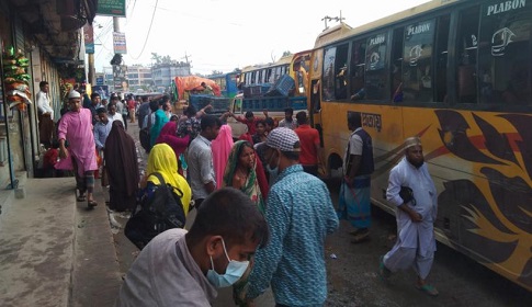 ত্রিশাল বাসস্ট্যান্ডে নেই যাত্রী ছাউনী, যাত্রীদের ভোগান্তি